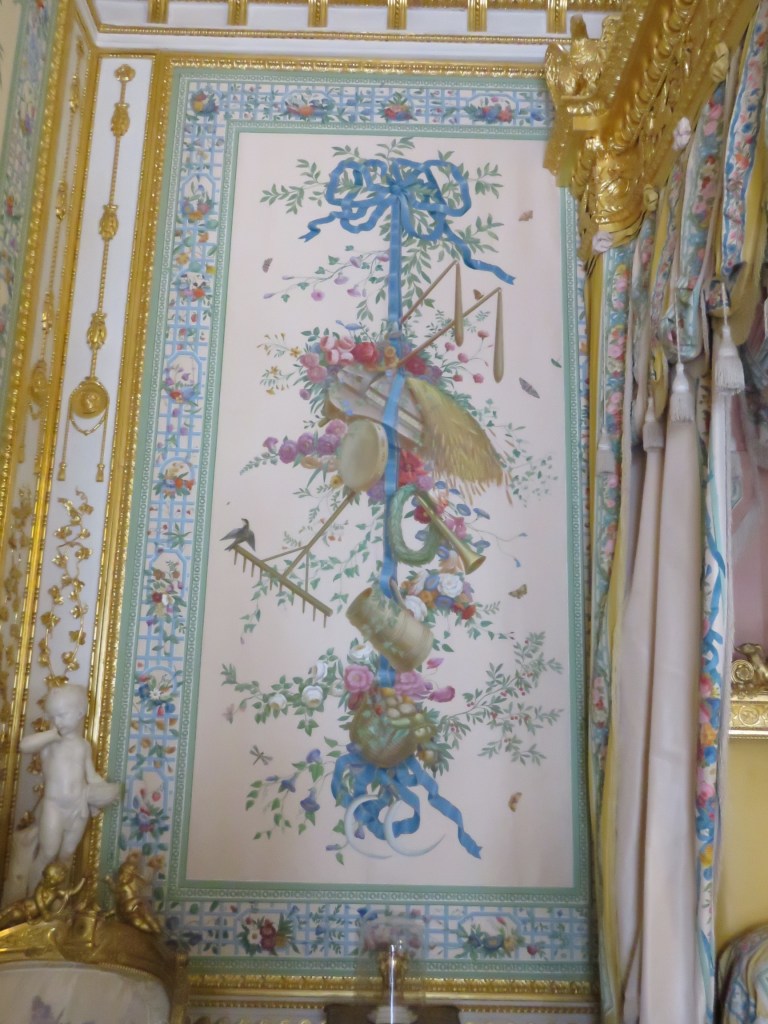 pavlovsk_bedroom_wall
