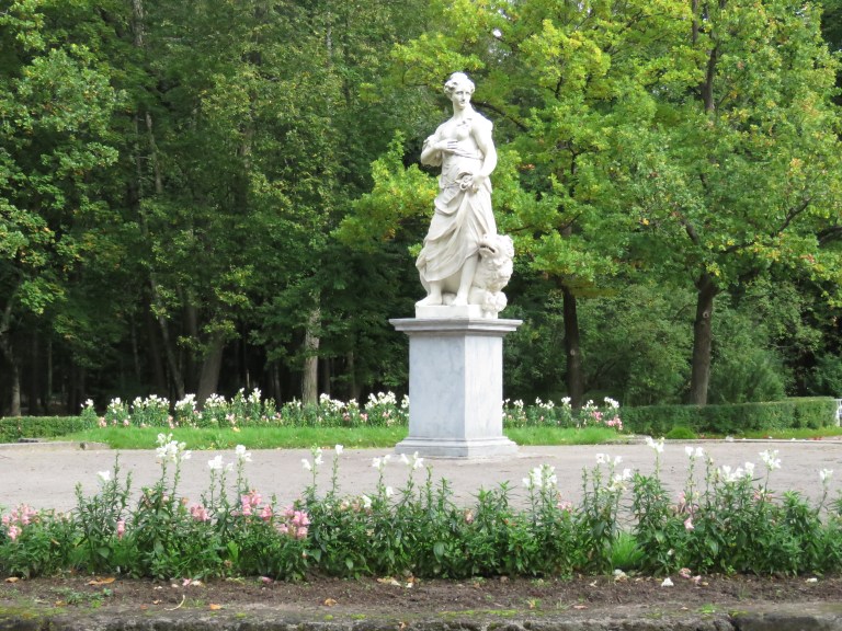 pavlovsk_lady_garden_statue