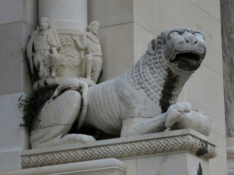 split_domnius_lion_better