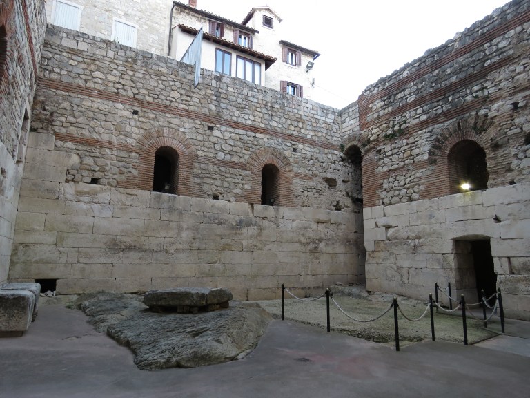 split_palace_outdoor_room