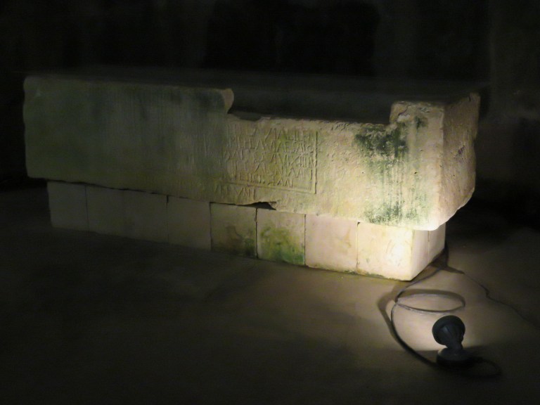 split_palace_sarcoph_closeup