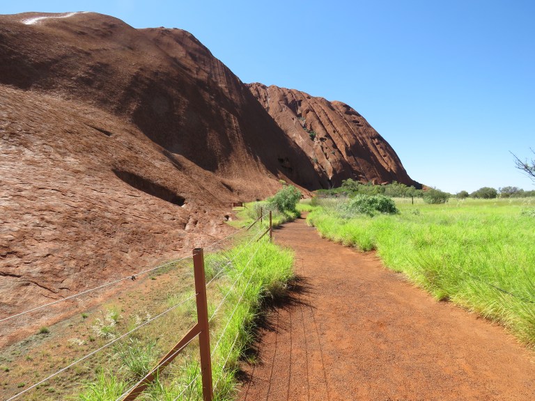 uluru_walk_beginning