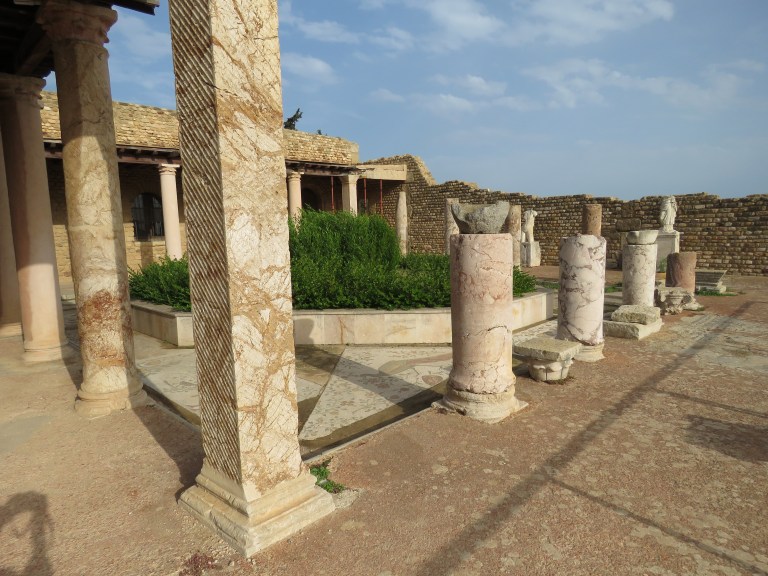 carthage_roman_villa_side_view_pillars_sky