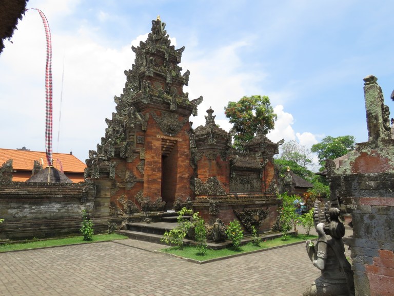 ubud_temple_inside_front_entrance
