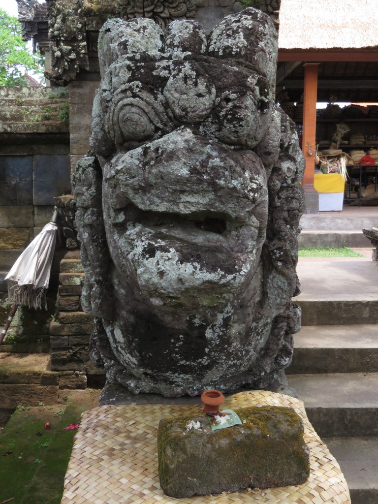 ubud_temple_old_part_gate_statue