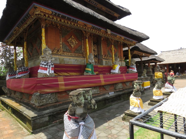 ubud_temple_sarongs