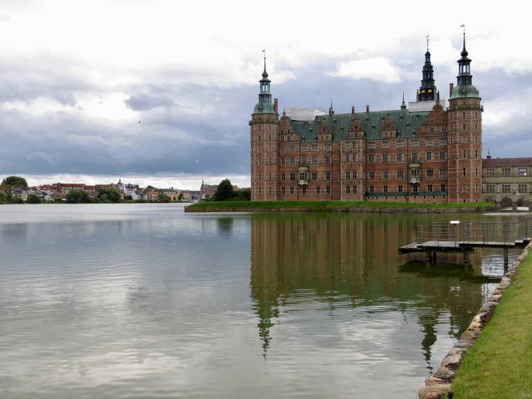 frederiksborg_castle_water_view